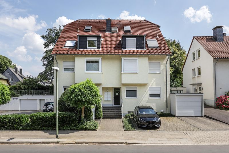 Helle Maisonette-Wohnung im 2. OG mit Ateliergeschoss und Dachloggia, Stellplatz + Garagenstellplatz